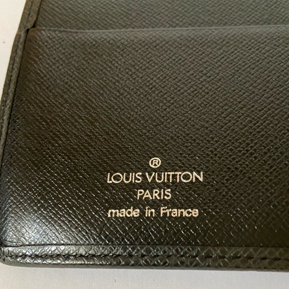 Louis Vuitton, Black Taiga Leather Unisex Long Wallet 7.5 x 4in - Picture 9 of 11